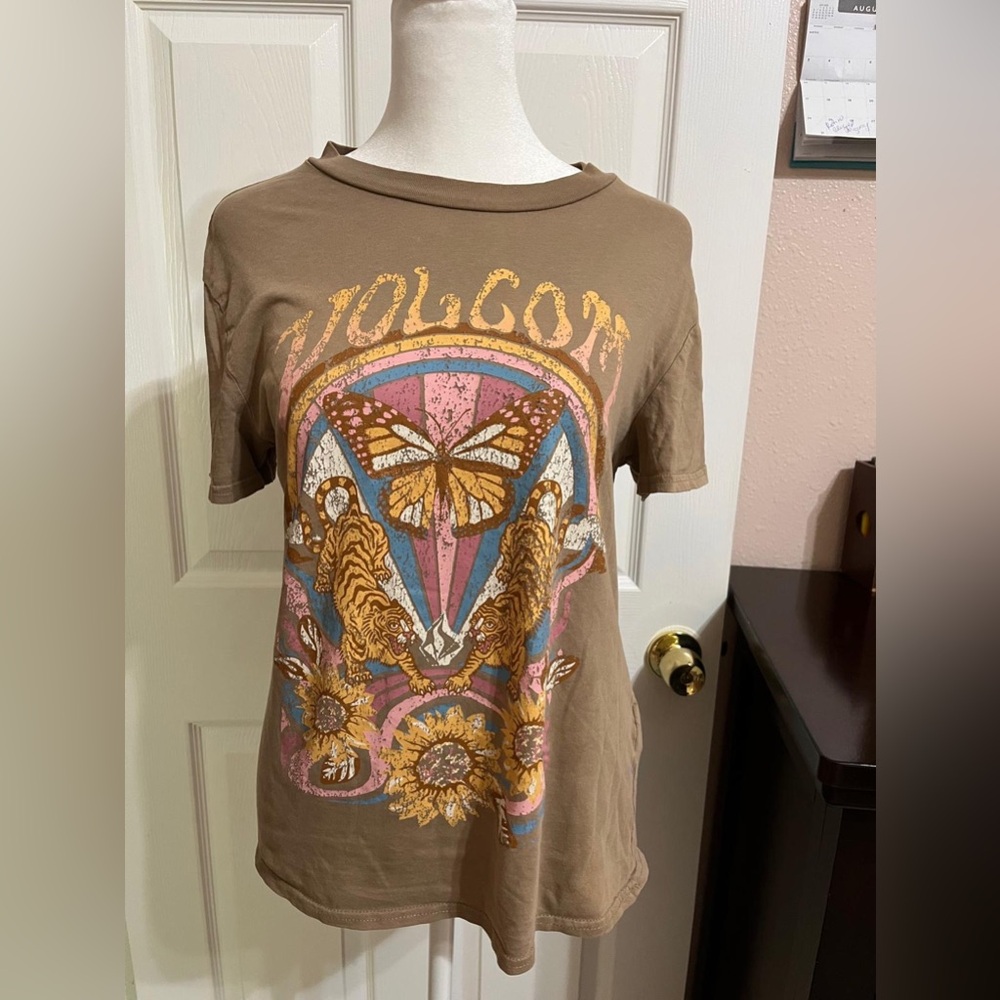 (21) Volcom Brown Graphic Tee with Butterfly Design